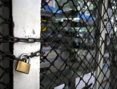 Επιδότηση για όσους έβαλαν λουκέτο λόγω κρίσης – Ποιοι είναι οι δικαιούχοι